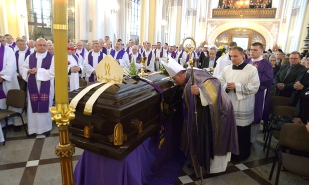 Mszy św. pogrzebowej abp. Zygmunta Zimowskiego w katedrze radomskiej przewodniczy abp Konrad Krajewski