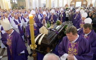 Liturgia pogrzebowa w poniedziałek 18 lipca została przygotowana jako pożegnanie diecezji ze śp. abp. Zygmuntem Zimowskim