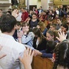 Podczas Dnia Jedności w Kłodzku do Krucjaty Wyzwolenia Człowieka przystąpiło kilkadziesiąt młodych osób.