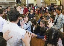 Podczas Dnia Jedności w Kłodzku do Krucjaty Wyzwolenia Człowieka przystąpiło kilkadziesiąt młodych osób.