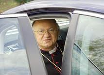 Już jako arcybiskup Z. Zimowski żegna się z diecezją radomską, jadąc do Watykanu.