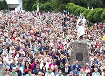 ▼	Wśród pielgrzymów było wiele grup z diecezji płockiej, zwłaszcza z okolic Dobrzynia n. Drwęcą i Rypina, a także pątnicy z Warszawy, Wyszkowa, Śląska, Grodziska Mazowieckiego i innych części Polski.