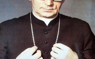 Bp Jan Wosiński przeżył 82 lata, w tym 57 lat w kapłaństwie i 34 lata w biskupstwie. W jego herbie biskupim było zawołanie „Niepokalana zwycięży!”.