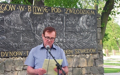 Tadeusz Łada, pisząc wspomnienia, zwraca uwagę, że w jego utworach najważniejsi są ludzie. Stara się  też utrwalić obraz rodzinnej wsi Leszno k. Przasnysza, który zapamiętał sprzed lat.