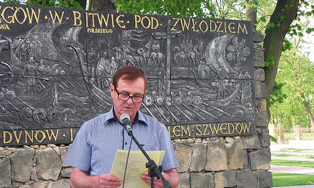 Tadeusz Łada, pisząc wspomnienia, zwraca uwagę, że w jego utworach najważniejsi są ludzie. Stara się  też utrwalić obraz rodzinnej wsi Leszno k. Przasnysza, który zapamiętał sprzed lat.