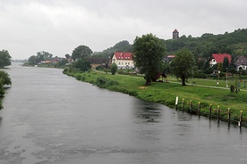 Widok na Wartę i Santok z mostu.