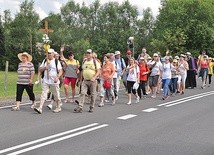 Wśród kilkudziesięciu uczestników były osoby w różnym wieku. Wszyscy zgodnie podkreślali, że to jeden z atutów tej niewielkiej pielgrzymki.