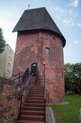 Dawny fragment miejskich murów i przedwojenna nazwa „Hexenturm” oraz dzisiejsza – „Baszta czarownic” przypominają o niechlubnej przeszłości stosów.