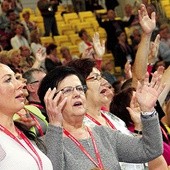 Uczestnicy nauczyli się nie tylko pieśni chwały, ale i tańców uwielbienia.