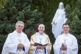 	– Matka Boska chce nam spieszyć z pomocą. Warto w trudnych sytuacjach nie wpadać w panikę,  ale zawierzyć się Jej  – przekonywał o. Bajger (w środku).