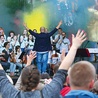 Zespół niemaGOtu, któremu przewodzi Kuba Blycharz, twórca hymnu ŚDM na Bądź jak Jezus w parku Słupna w Mysłowicach. 