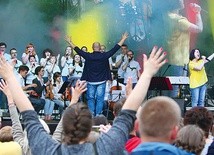 Zespół niemaGOtu, któremu przewodzi Kuba Blycharz, twórca hymnu ŚDM na Bądź jak Jezus w parku Słupna w Mysłowicach. 