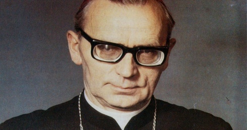 Bp Jan Wosiński przeżył 82 lata, w tym 57 lat w kapłaństwie i 34 lata w biskupstwie. W jego herbie biskupim było zawołanie "Niepokalana zwycięży!"