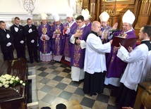 Na prośbę kard. Stanisława Dziwisza, ceremonii złożenia trumny z ciałem śp. abp. Zygmunta Zimowskiego do grobu w kaplicy MB Częstochowskiej przewodniczył bp Henryk Tomasik