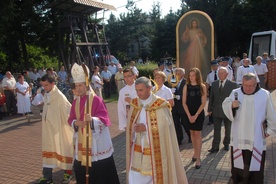 Procesja do kościoła w Bogumiłowicach