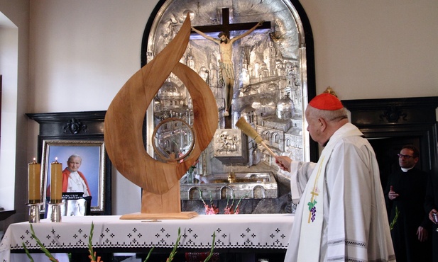 Dzieło członków Wspólnoty "Emaus" poświęcił kard. Dziwisz