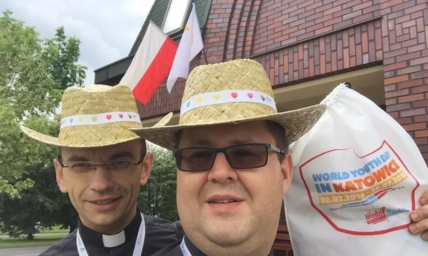 ks. Tomasz Wojtal i ks. Marcin Wylężek z parafii bł. Karoliny w Tychach