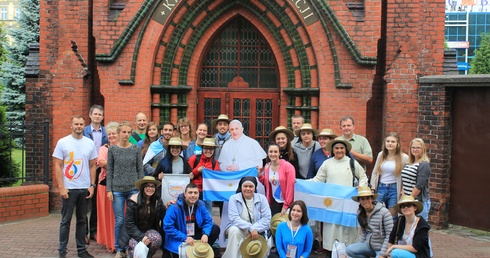 Pielgrzymi z Argentyny przed kościołem Świętego Krzyża w Siemianowicach