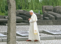 Auschwitz-Birkenau. 28 maja 2006 r. Benedykt XVI pytał o milczenie Boga. Franciszek zapowiedział, że w tym miejscu będzie milczał.