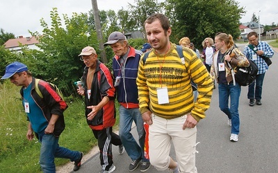 Pan Lech, pseudonim „Leon”, idzie podziękować za uratowanie życia i poprosić o zerwanie z nałogiem.