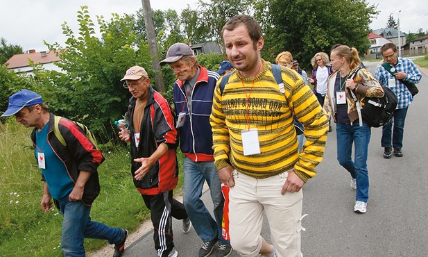 Pan Lech, pseudonim „Leon”, idzie podziękować za uratowanie życia i poprosić o zerwanie z nałogiem.