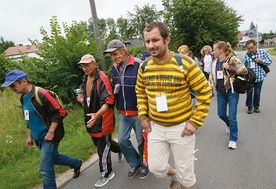 Pan Lech, pseudonim „Leon”, idzie podziękować za uratowanie życia i poprosić o zerwanie z nałogiem.