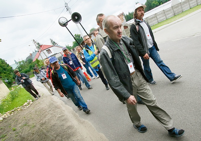 Pan Henryk, bezrobotny elektryk, pielgrzymuje drugi raz w tych samych klapkach.