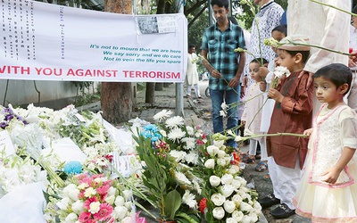 Członkowie rodzin ofiar zamachu składają kwiaty w miejscu pamięci w Dhace.