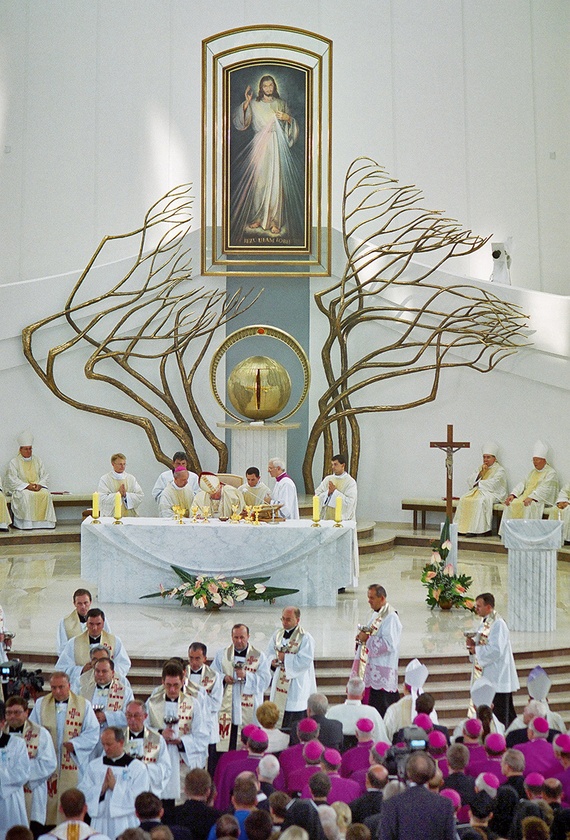 Podczas pobytu w Łagiewnikach w 2002 r. papież Jan Paweł II zawierzył cały świat Bożemu Miłosierdziu.