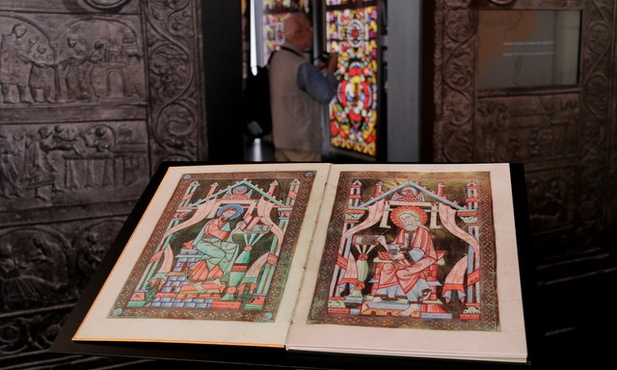 Oświetlenie muzeum przypomina światła katedr