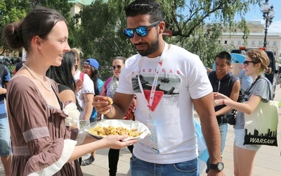 W miejskiej strefie kultury pielgrzymi próbowali polskich ciast. Sękacz bardzo im smakował