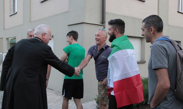 Bp Andrzej F. Dziuba wita włsokich pielgrzymów