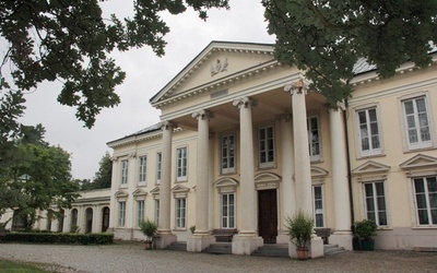 W pałacu w Walewicach znajduje się kaplica, w której Mszę św. odprawiał nuncjusz apostolski Achille Ratti, późniejszy papież Pius XI 
