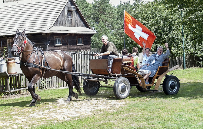 Pielgrzymi w osieckim skansenie