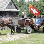 Pielgrzymi w osieckim skansenie