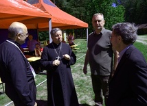 Bp Henryk Tomasik (drugi z lewej) podczas rozmowy z leśnikami i gośćmi z Włoch, którzy przybyli na ŚDM do diecezji radomskiej