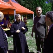 Bp Henryk Tomasik (drugi z lewej) podczas rozmowy z leśnikami i gośćmi z Włoch, którzy przybyli na ŚDM do diecezji radomskiej