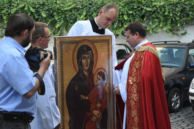 Symbole ŚDM w kościele Świętego Krzyża