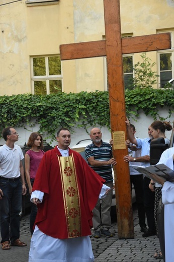 Symbole ŚDM w kościele Świętego Krzyża