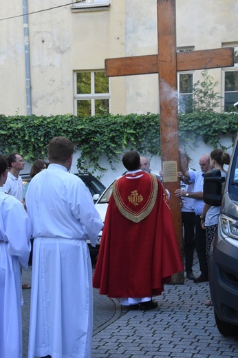 Symbole ŚDM w kościele Świętego Krzyża