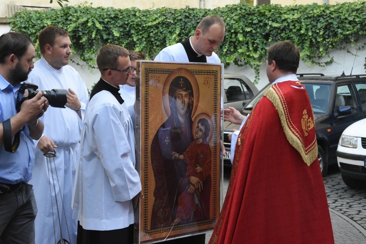 Symbole ŚDM w kościele Świętego Krzyża