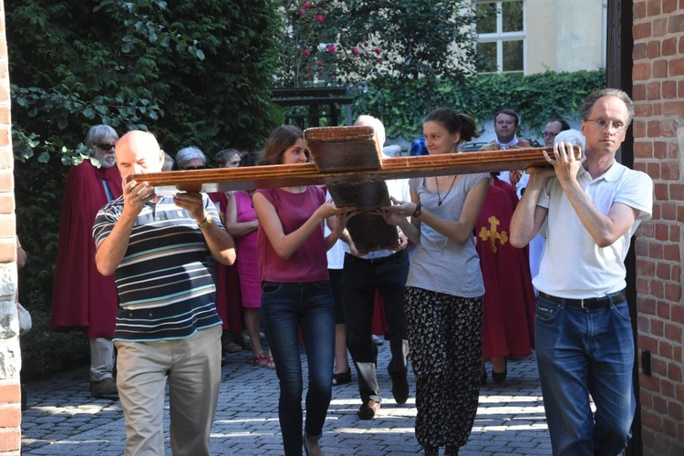 Symbole ŚDM w kościele Świętego Krzyża