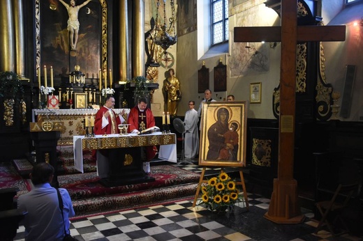 Symbole ŚDM w kościele Świętego Krzyża