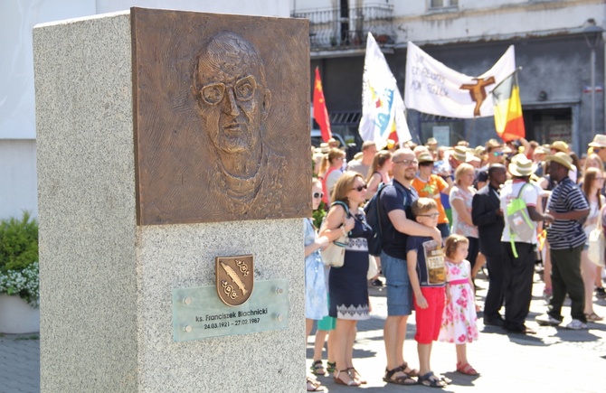 Odsłonięcie płaskorzeźby ks. Blachnickiego w Rybniku