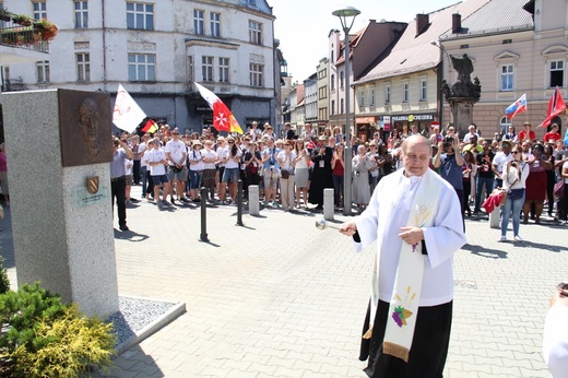 Odsłonięcie płaskorzeźby ks. Blachnickiego w Rybniku