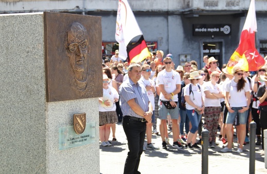 Odsłonięcie płaskorzeźby ks. Blachnickiego w Rybniku