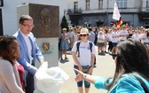 Odsłonięcie płaskorzeźby ks. Blachnickiego w Rybniku