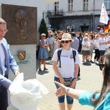 Odsłonięcie płaskorzeźby ks. Blachnickiego w Rybniku