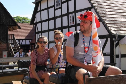 Pielgrzymi ŚDM ze Słupska zwiedzają skansen w Swołowie