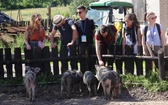 Pielgrzymi ŚDM ze Słupska zwiedzają skansen w Swołowie